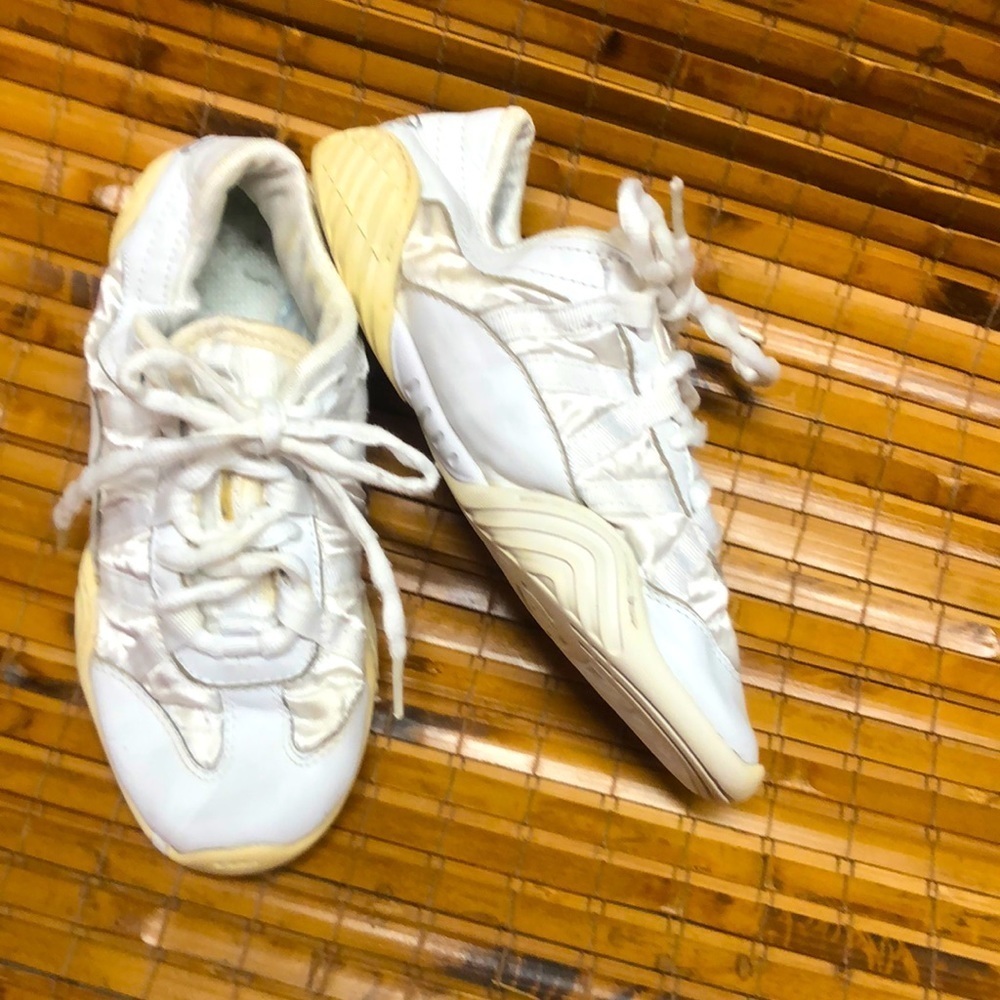 Nfinity Evolution cheer shoes with signature red bag sz 6.5